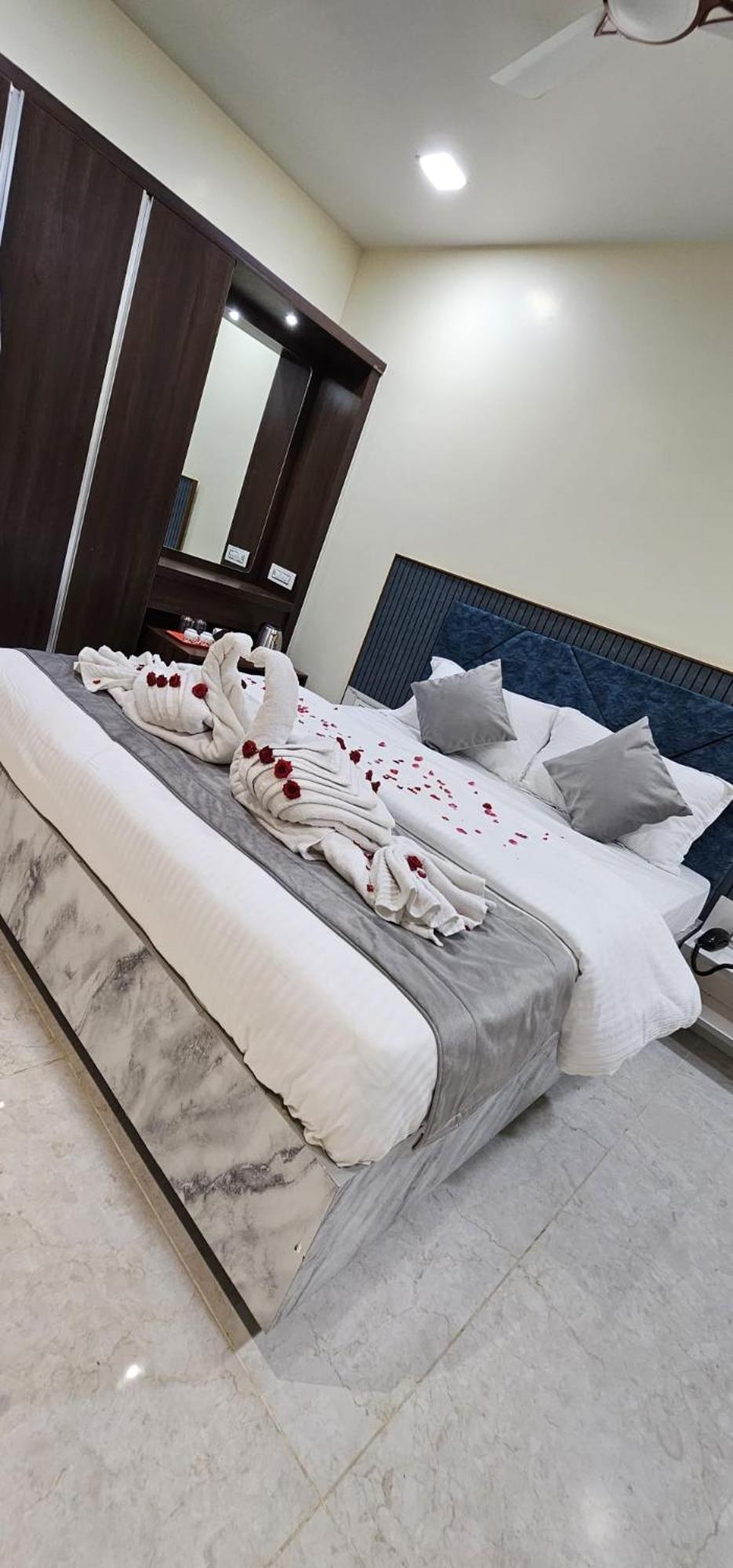 Jai Raja'S Tower Hotell Kāraikkudi Eksteriør bilde