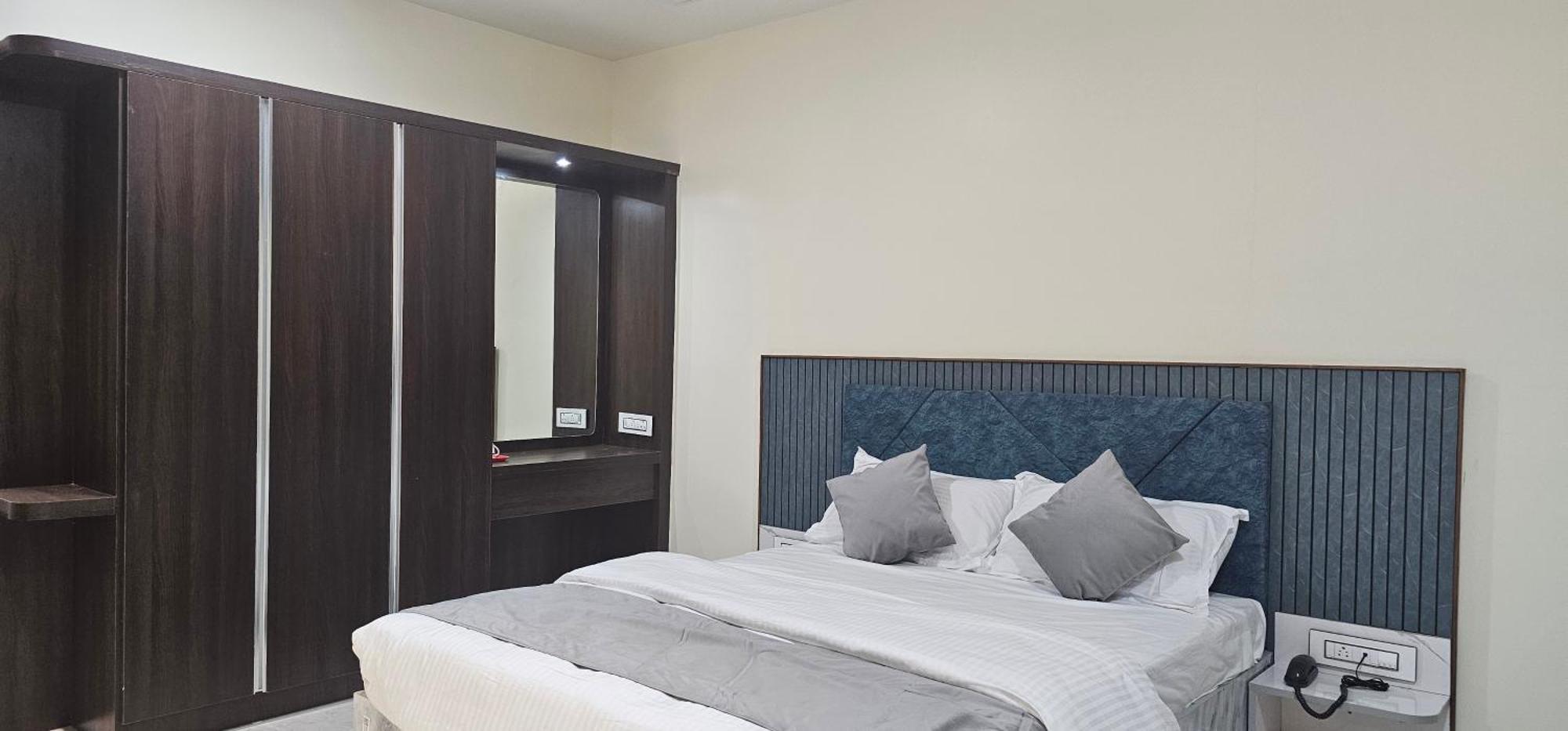 Jai Raja'S Tower Hotell Kāraikkudi Eksteriør bilde