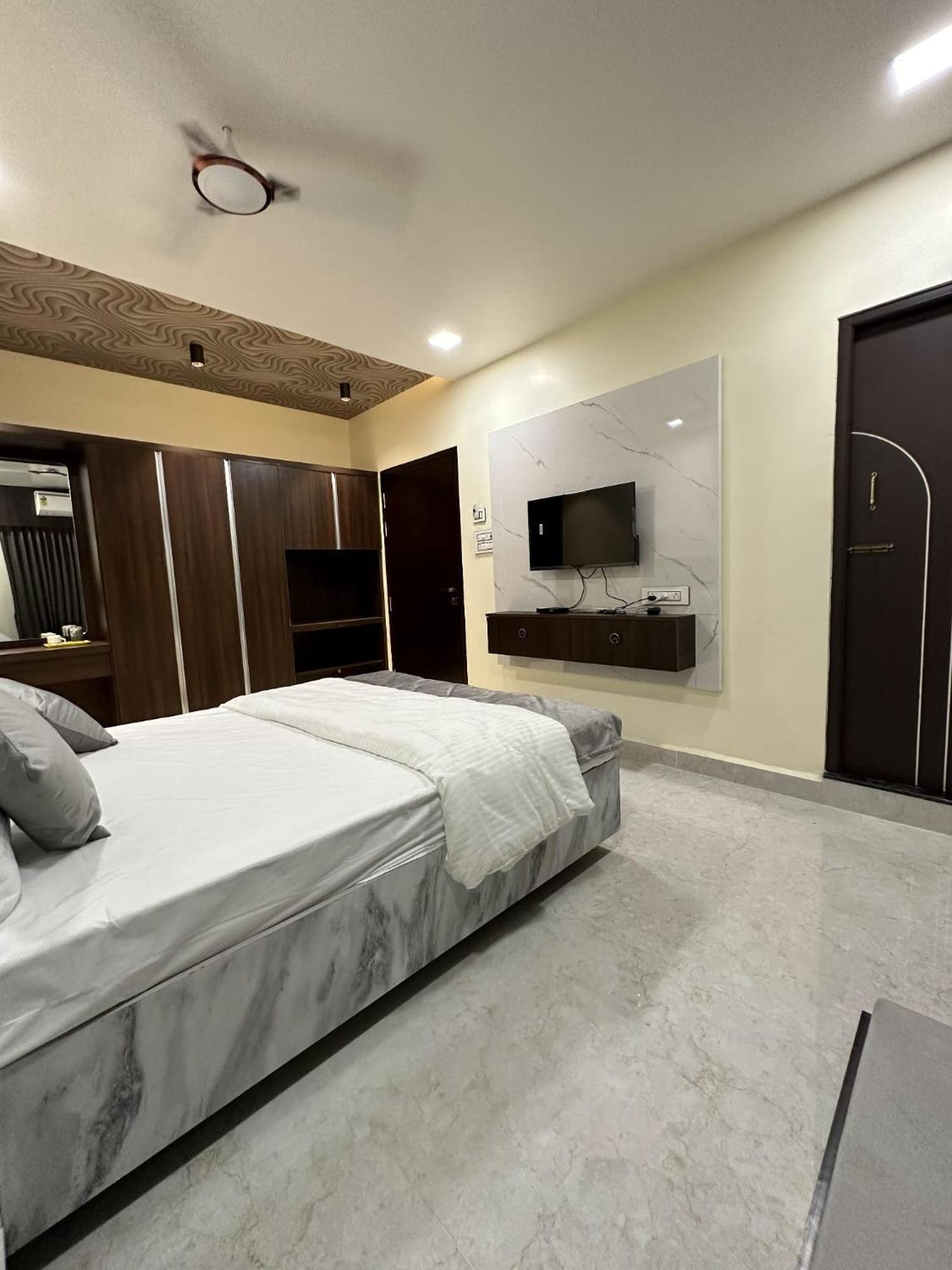 Jai Raja'S Tower Hotell Kāraikkudi Eksteriør bilde